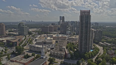 atlanta georgia aerial v684 dolly out toma de rascacielos, iglesias y edificios de oficinas en buckhead - dji inspire 2, x7, 6k - agosto 2020