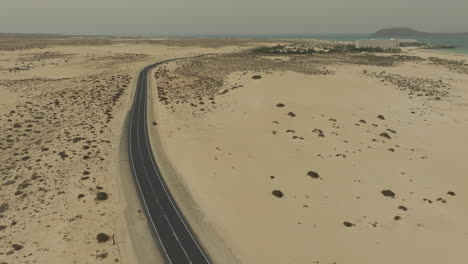 Flug-über-Die-Straße,-Die-Zum-Wunderschönen-Strand-Von-Corralejo-Auf-Der-Insel-Fuerteventura-Führt