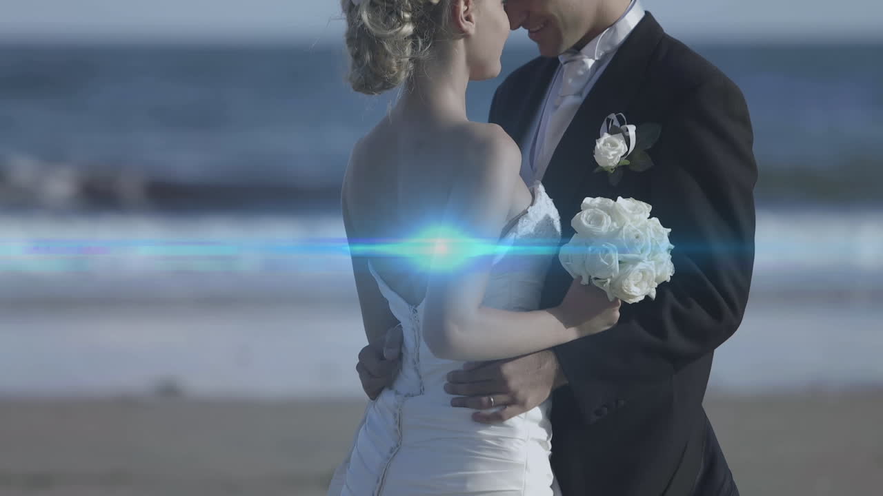 해변에서 행복한 백인 신혼 부부 위에 움직이는 빛의 애니메이션