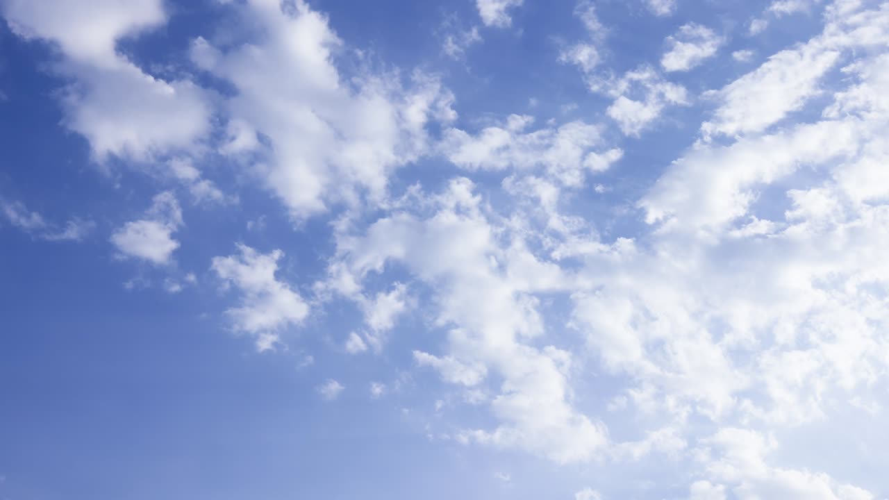 하늘을 가로질러 빠르게 움직이는 구름