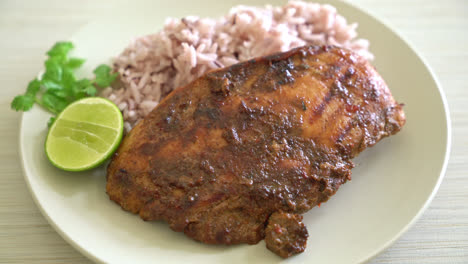 Pollo-Picante-Jamaicano-A-La-Parrilla-Con-Arroz---Estilo-De-Comida-Jamaicana