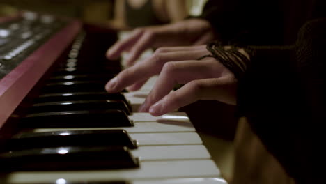 Unerkennbarer-Musiker-In-Einem-Studio