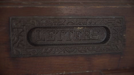 Nahaufnahme-Der-Kirchenbank---Buchstabenschild-Auf-Der-Rückseite-Des-Sitzes