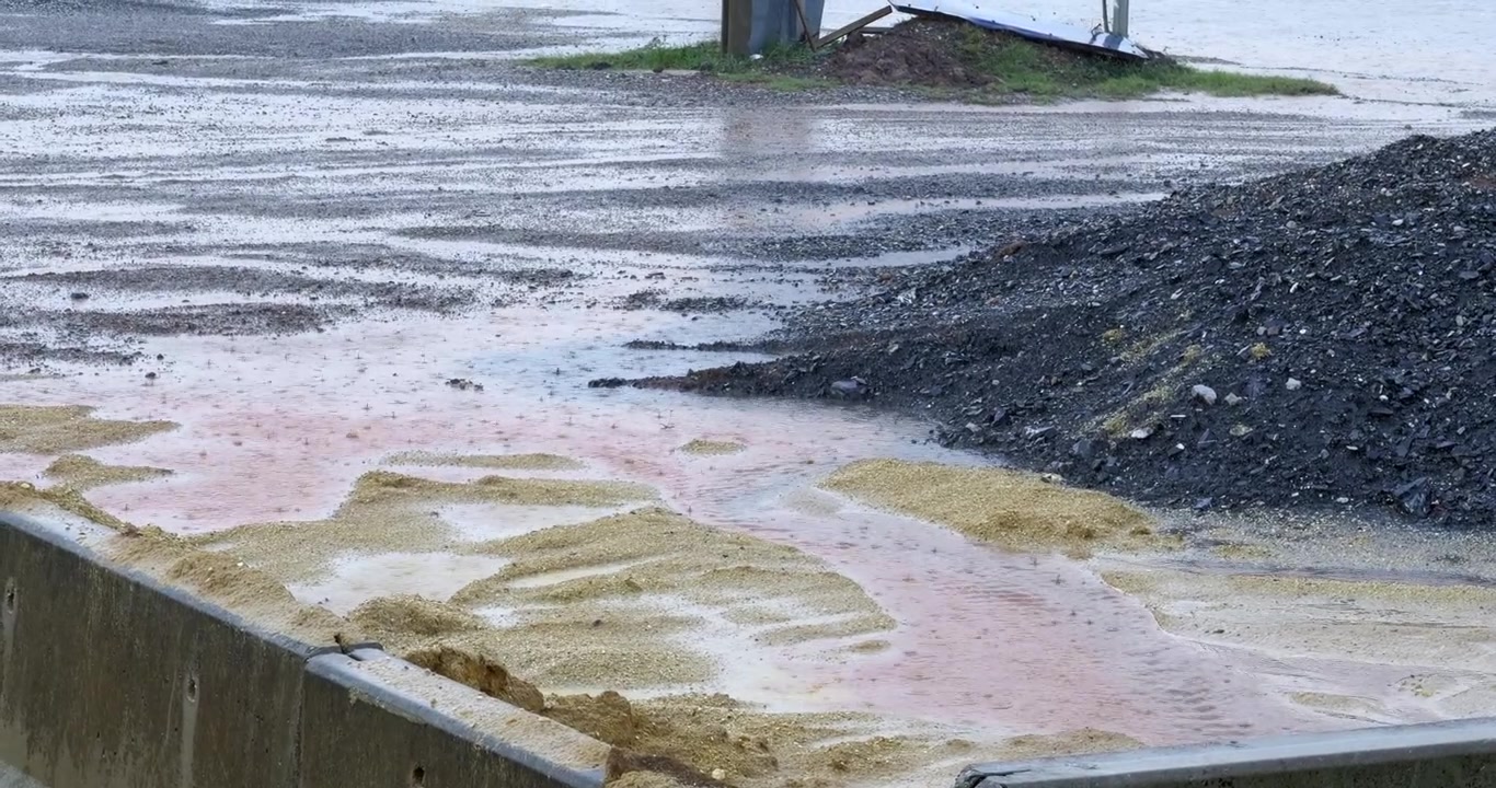 Şehir yollarında önemli su birikintisine ve sellere neden olan şiddetli yağmur. Çevresel etkiyi, altyapı sorunlarını ve aşırı yağışlı hava koşullarını vurguluyor.