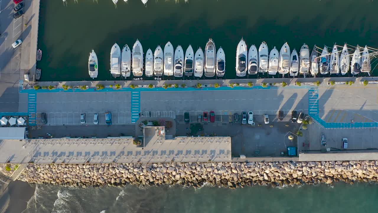 съемка с беспилотника сверху вниз порта в лигурии
