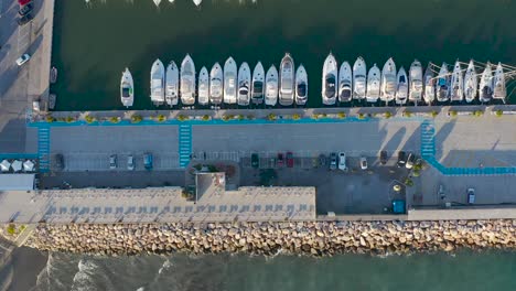 disparo de arriba hacia abajo de un dron de un puerto en liguria