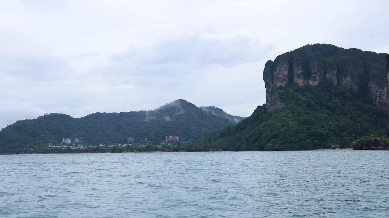 태국 크라비의 울창한 산악 해안선 근처의 평온한 바다