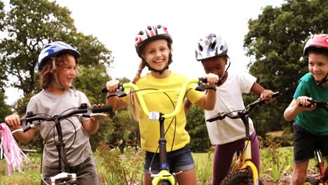 Gruppe-Von-Kindern-Steht-Mit-Dem-Fahrrad-Und-Gibt-High-Five