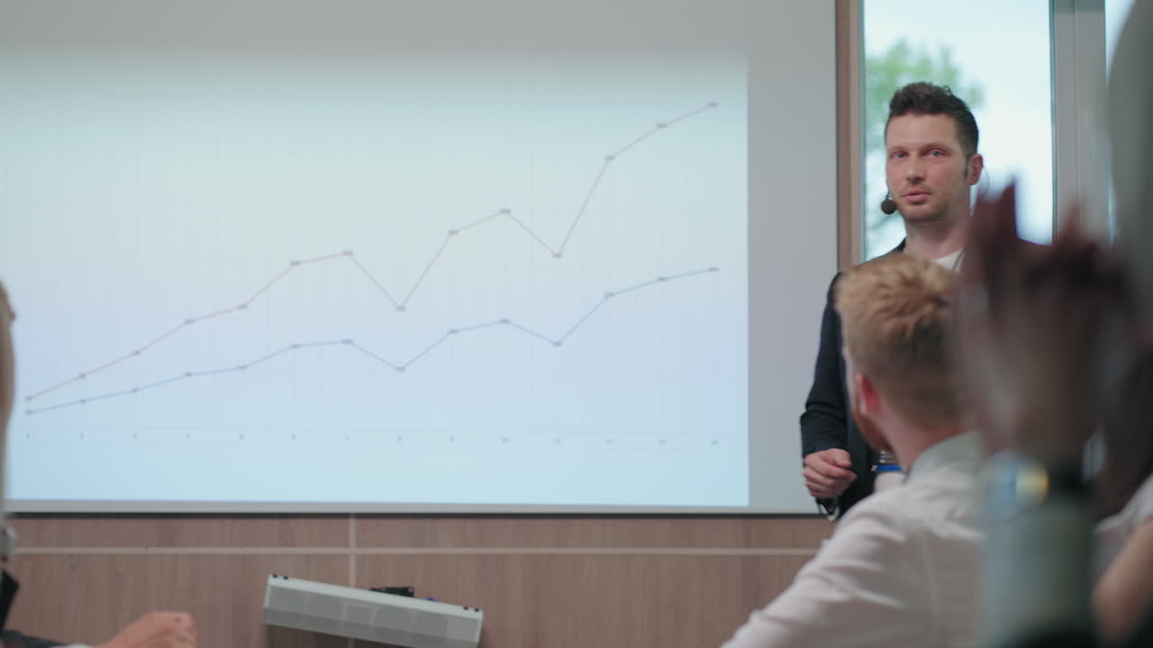 профессиональный финансовый специалист выступает на деловом совещании совета директоров компании