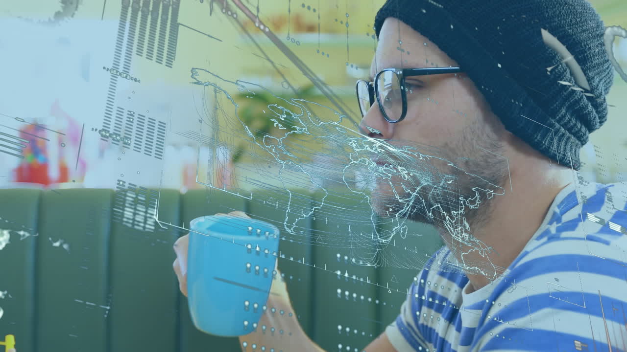 animación de procesamiento de datos con mapa del mundo sobre hombre caucásico bebiendo café