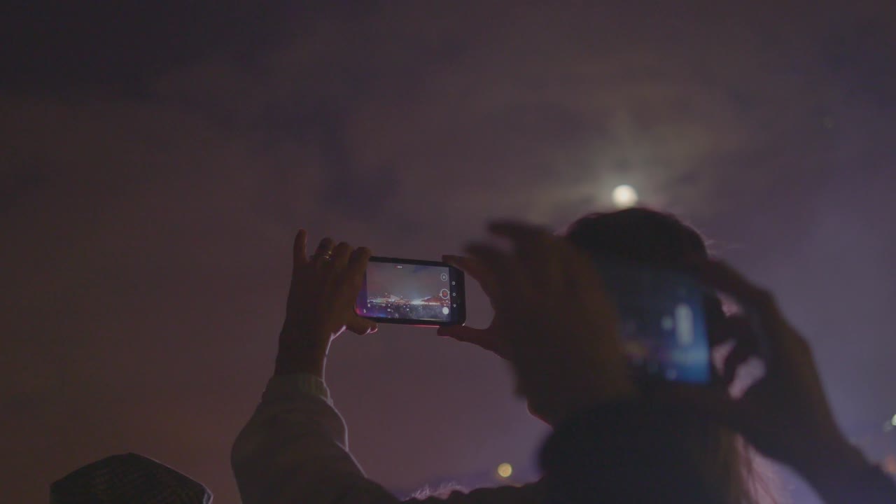 persona tomando fotos en un concierto
