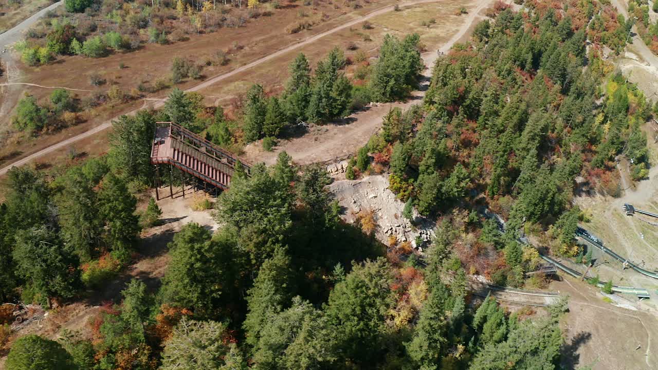 증기선 스프링스 콜로라도에 있는 하웰슨 힐 스키장과 일부 산악 자전거 트레일의 하향식 드론 영상
