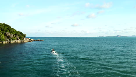 Drone-Siguiendo-Un-Barco-En-El-Océano-De-Aguas-Claras-En-Tailandia