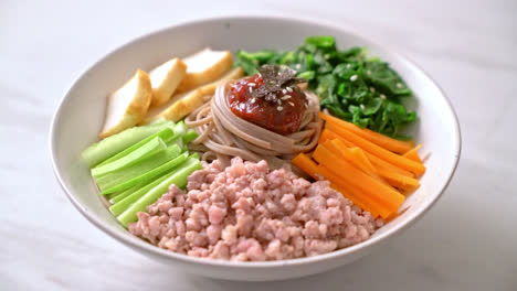 한국 매운 냉면 - 비빔 막국수 또는 비빔 국수 - 한국 음식 스타일