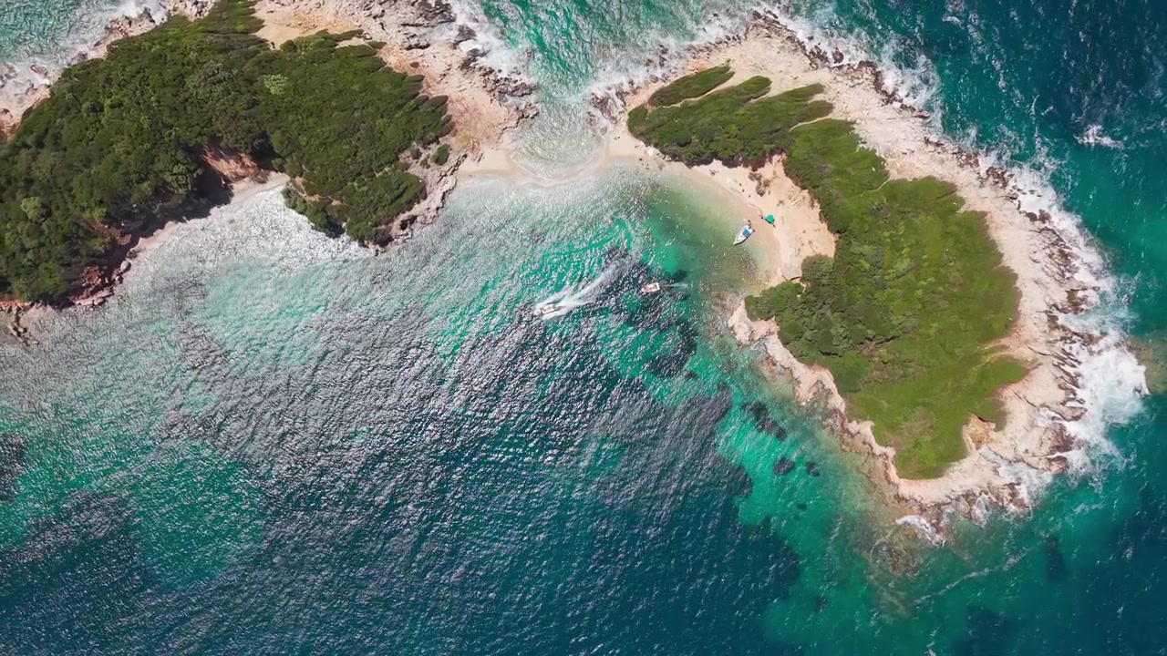 Veduta aerea dall'alto delle isole di Ksamil in Albania con acqua di mare turchese.