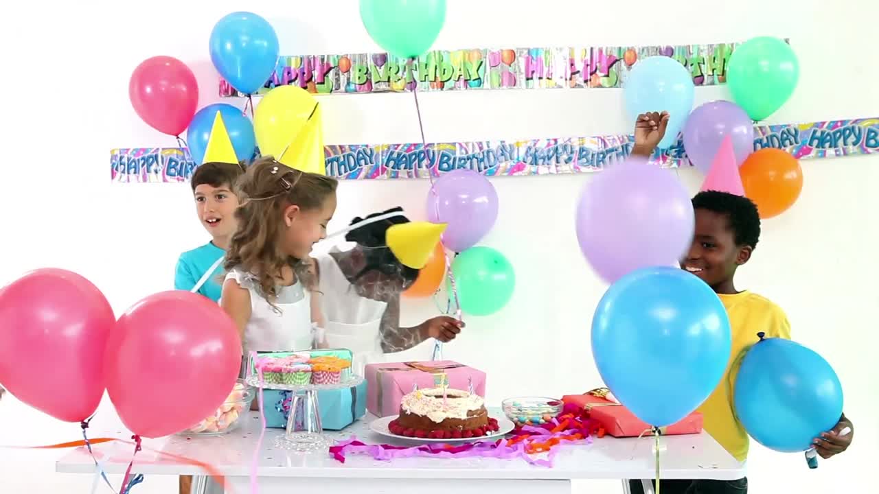 animación de líneas en zigzag sobre niños que se divierten en una fiesta