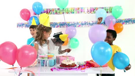 animación de líneas en zigzag sobre niños que se divierten en una fiesta