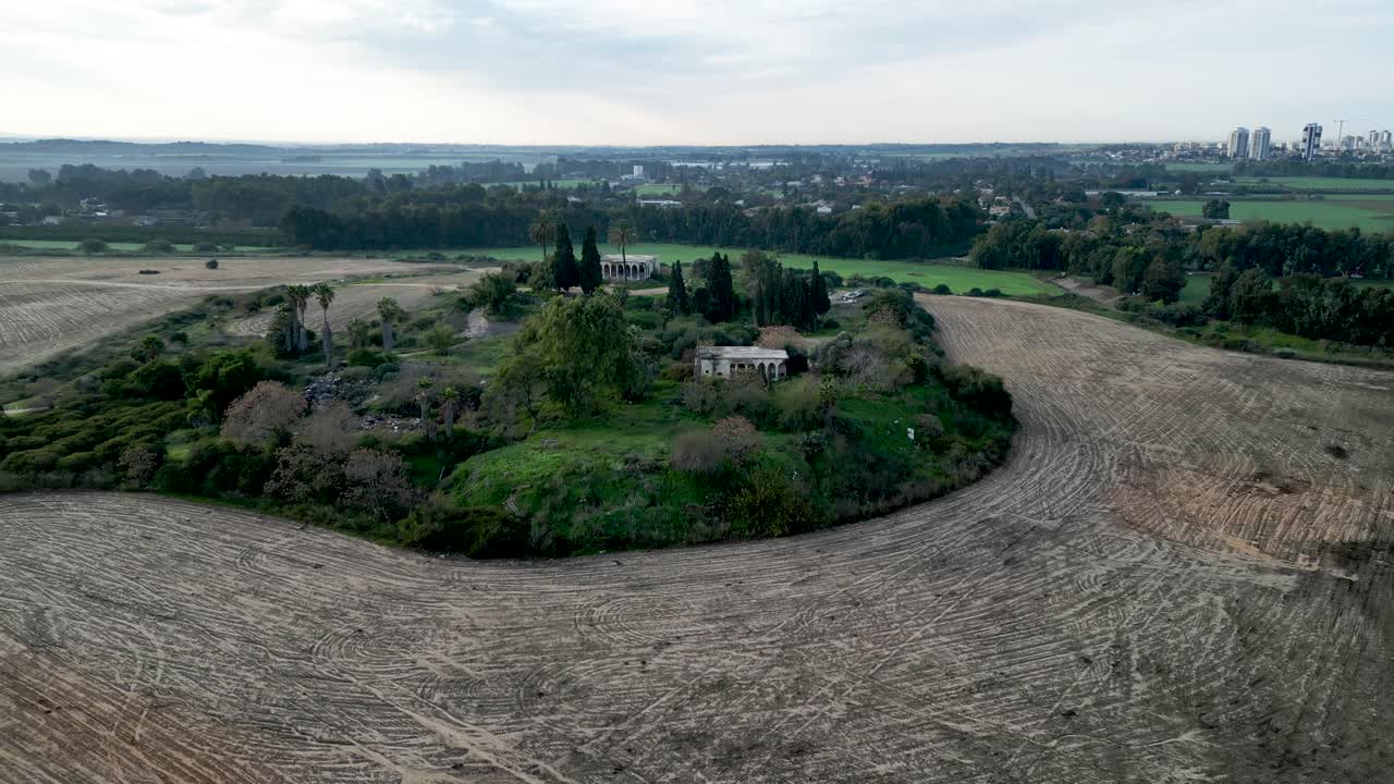 Video drone 4K situs bersejarah Tel Shalaf – Tell esh Shallaf di pinggiran selatan kota Rehovot