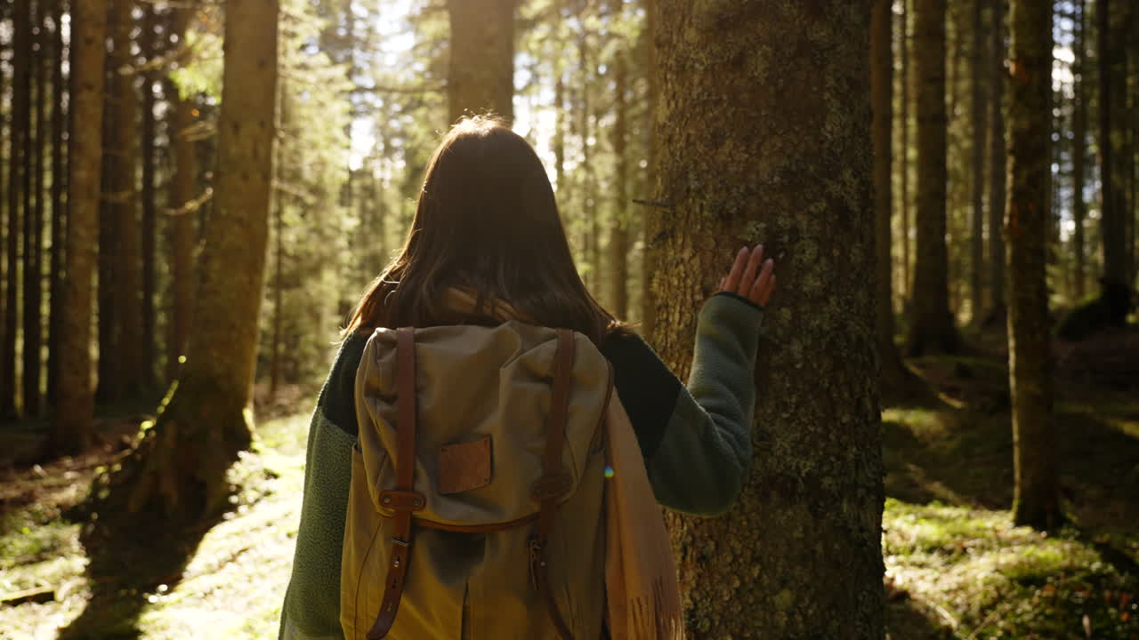 숲 에서 산책 하는 여자