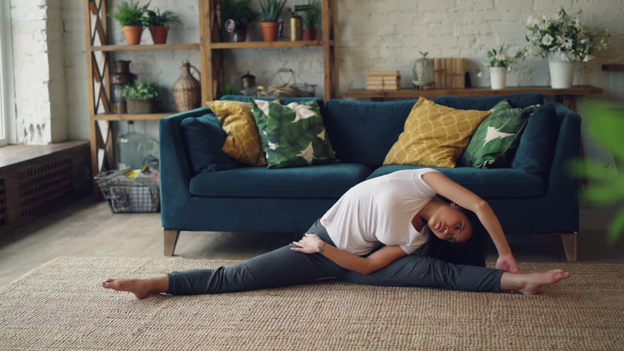 집 에서 몸 을  ⁇ 는 여자