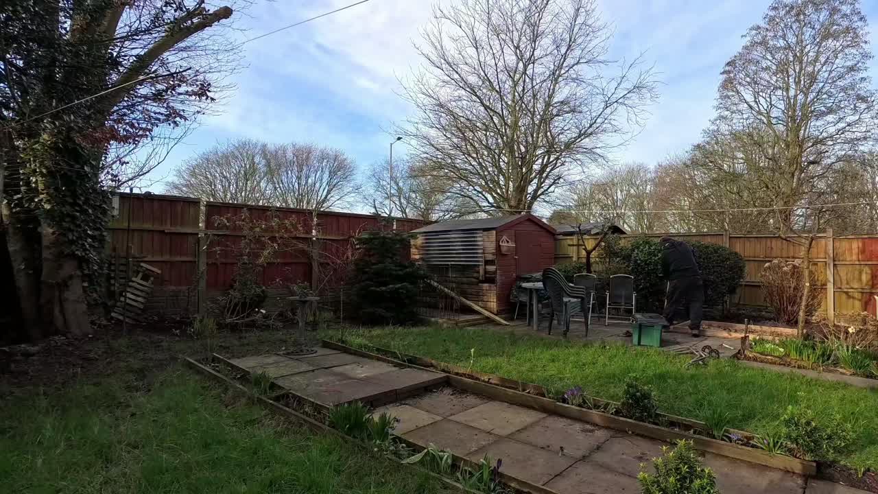 바쁜 성인 남자가 새로운 성장 계절을 시작합니다. 유기농 가정 정원에서 유지 관리
