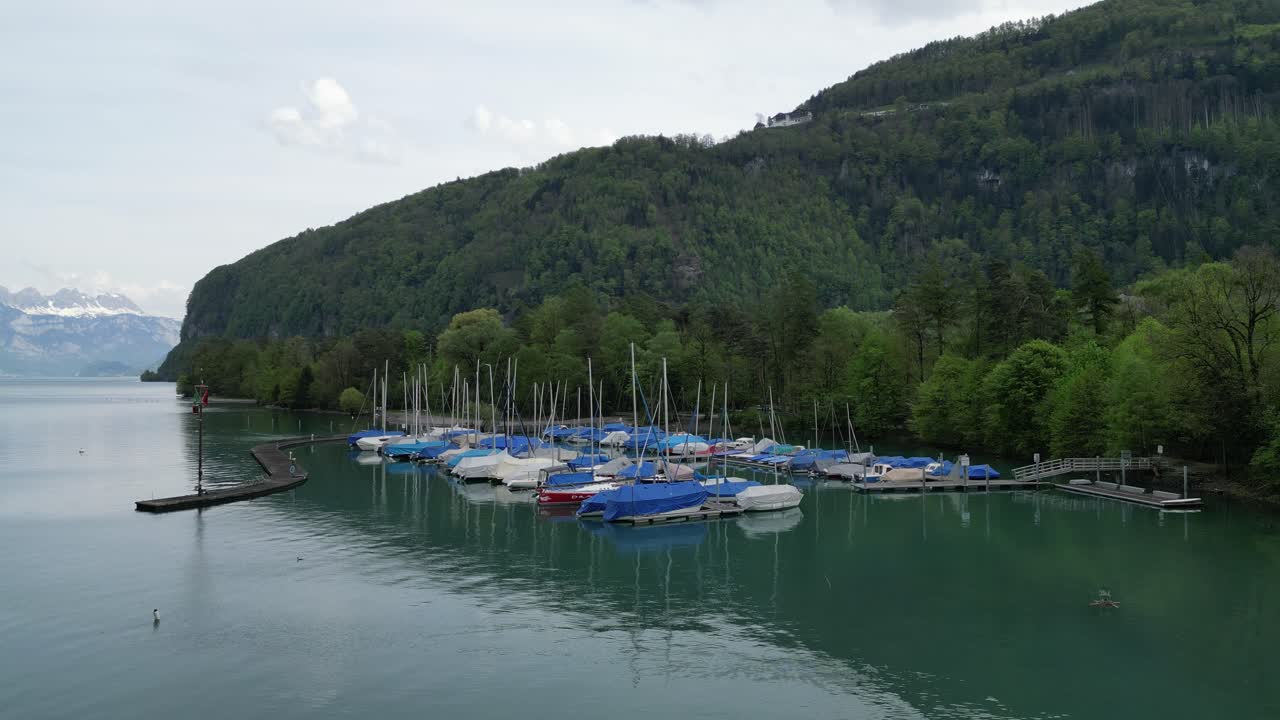barcos amarrados en la cuenca del lago