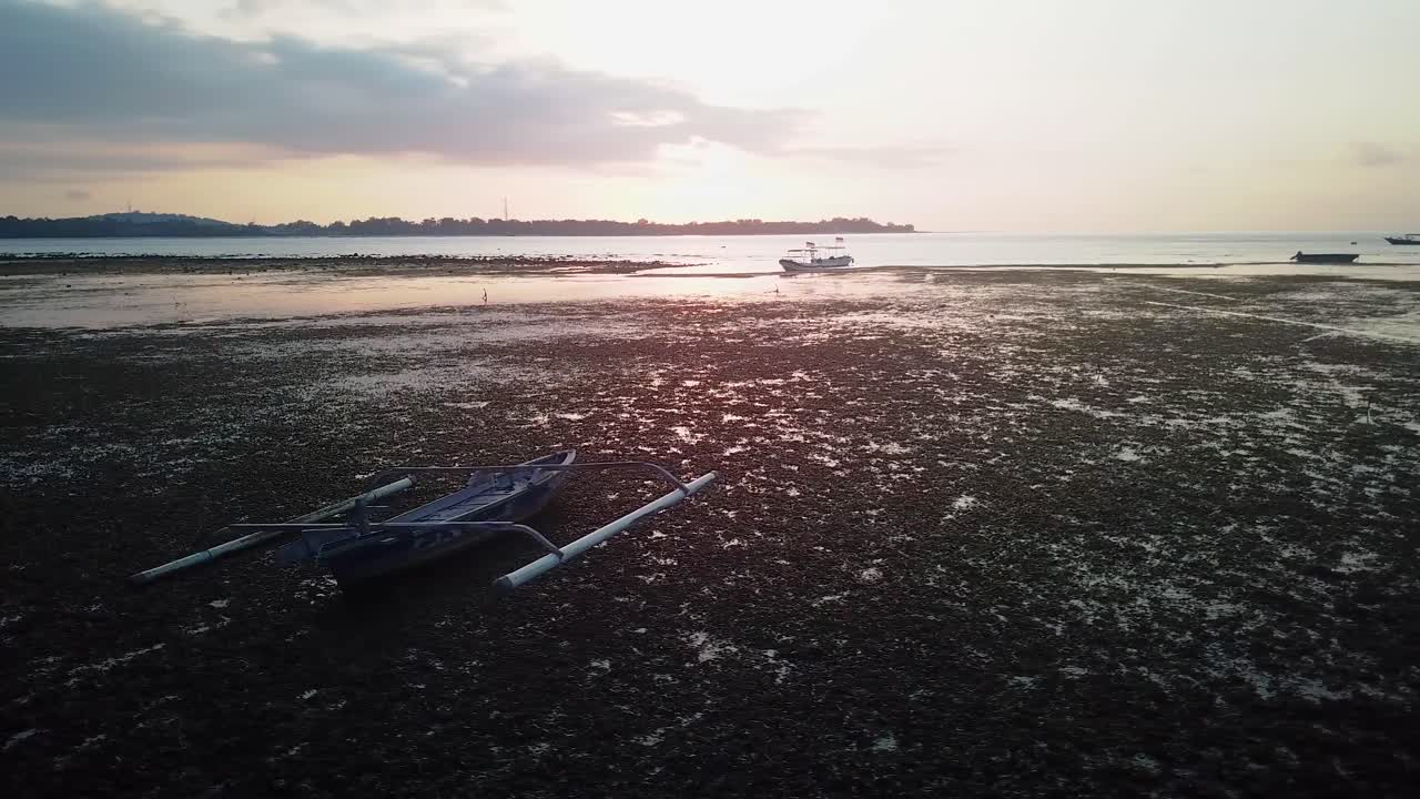 barcos en una playa durante la puesta de sol en gili air