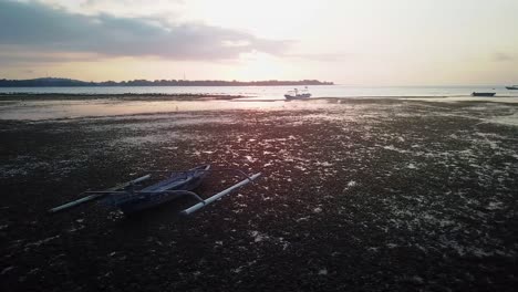 Barcos-En-Una-Playa-Durante-La-Puesta-De-Sol-En-Gili-Air