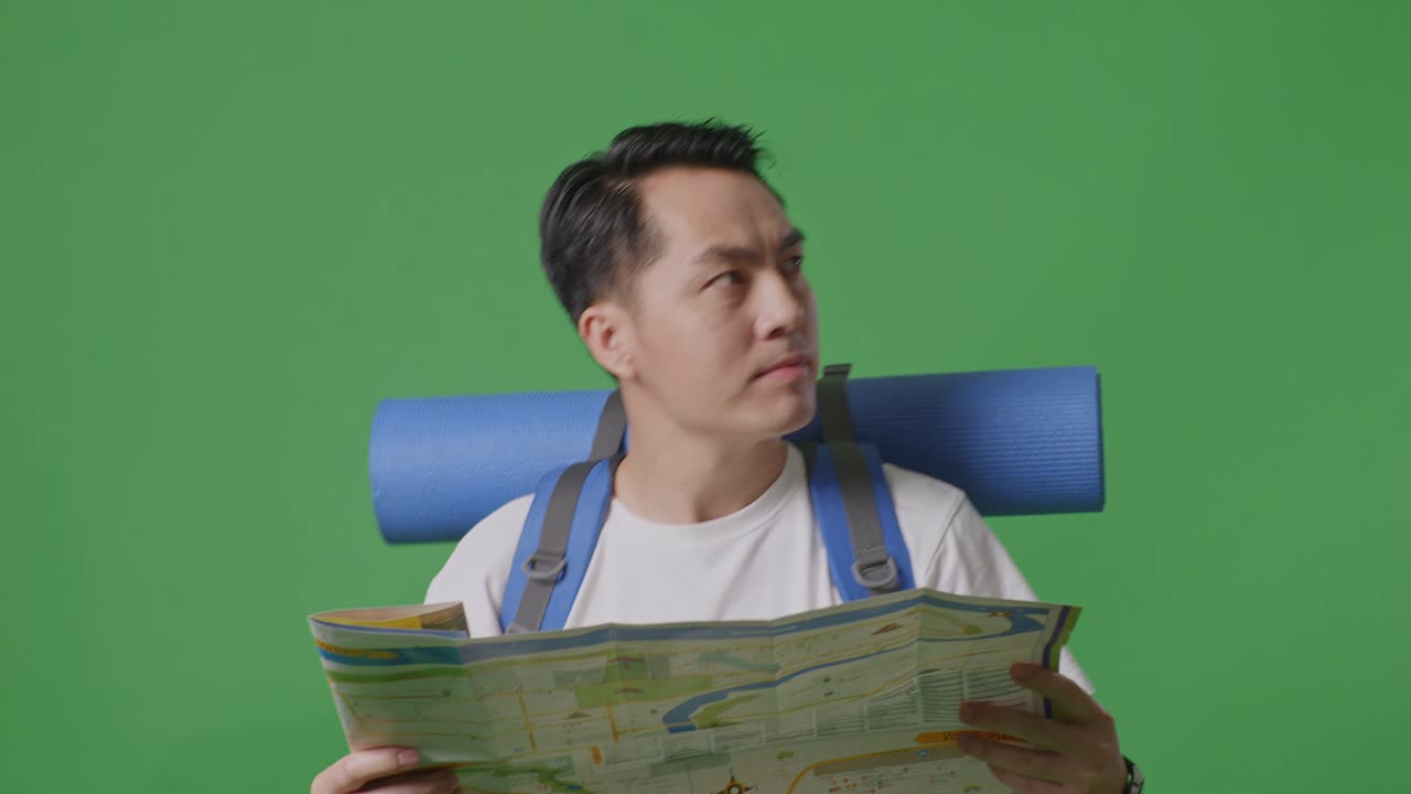 hombre mirando el mapa