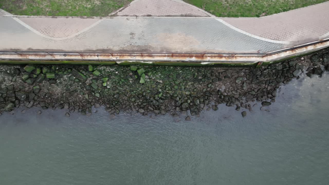 un dron de arriba hacia abajo disparó sobre un parque en el borde del río este