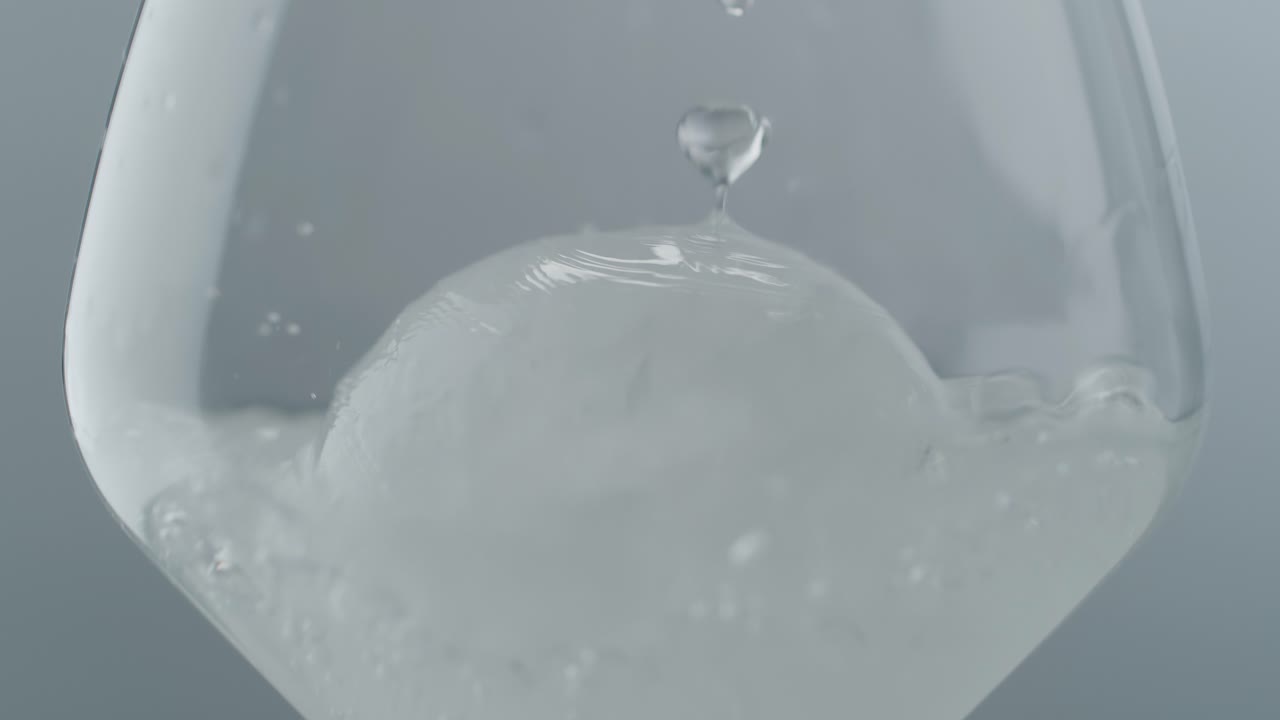 얼음  ⁇ 어리 로 유리 에 물 을 부어 넣는 것