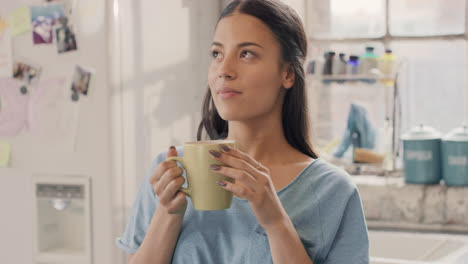 joven estudiante bebiendo café en casa por la mañana