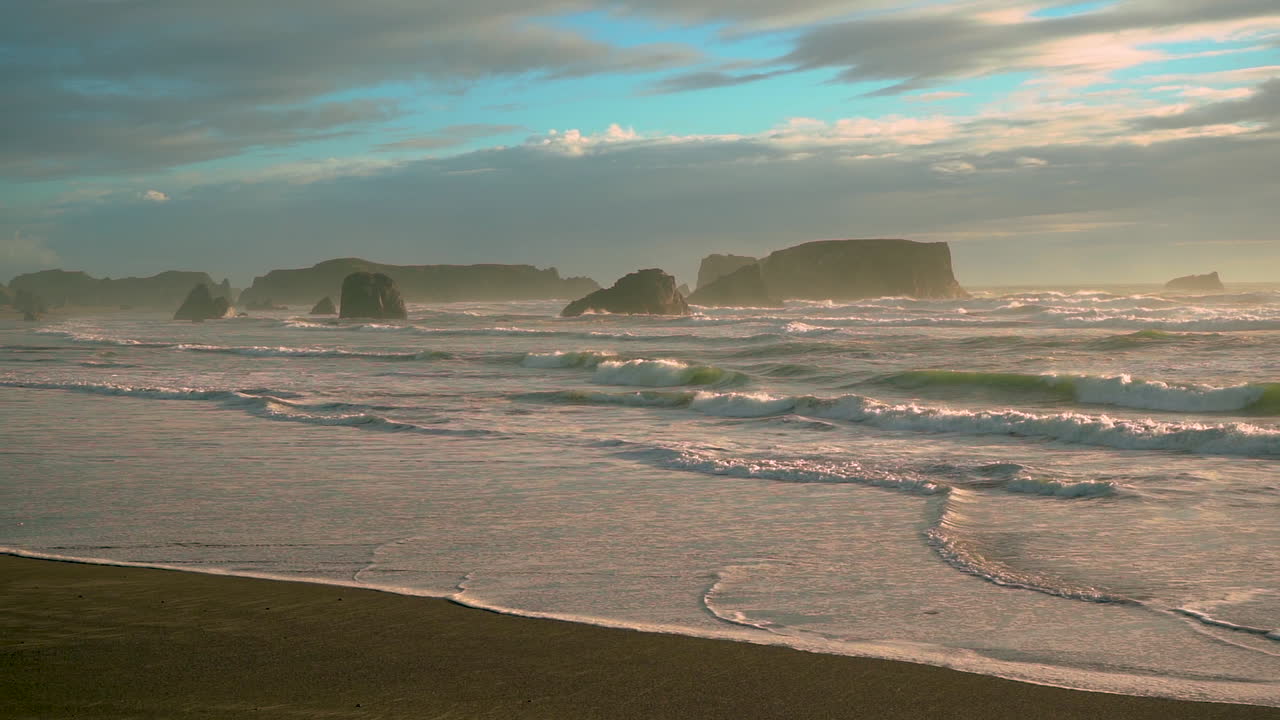 dramático paisaje marino con pilas de mar en bandon, costa de oregon, durante una hermosa y dramática puesta de sol