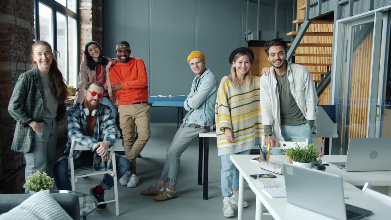 Mangfoldigt team i moderne kontor