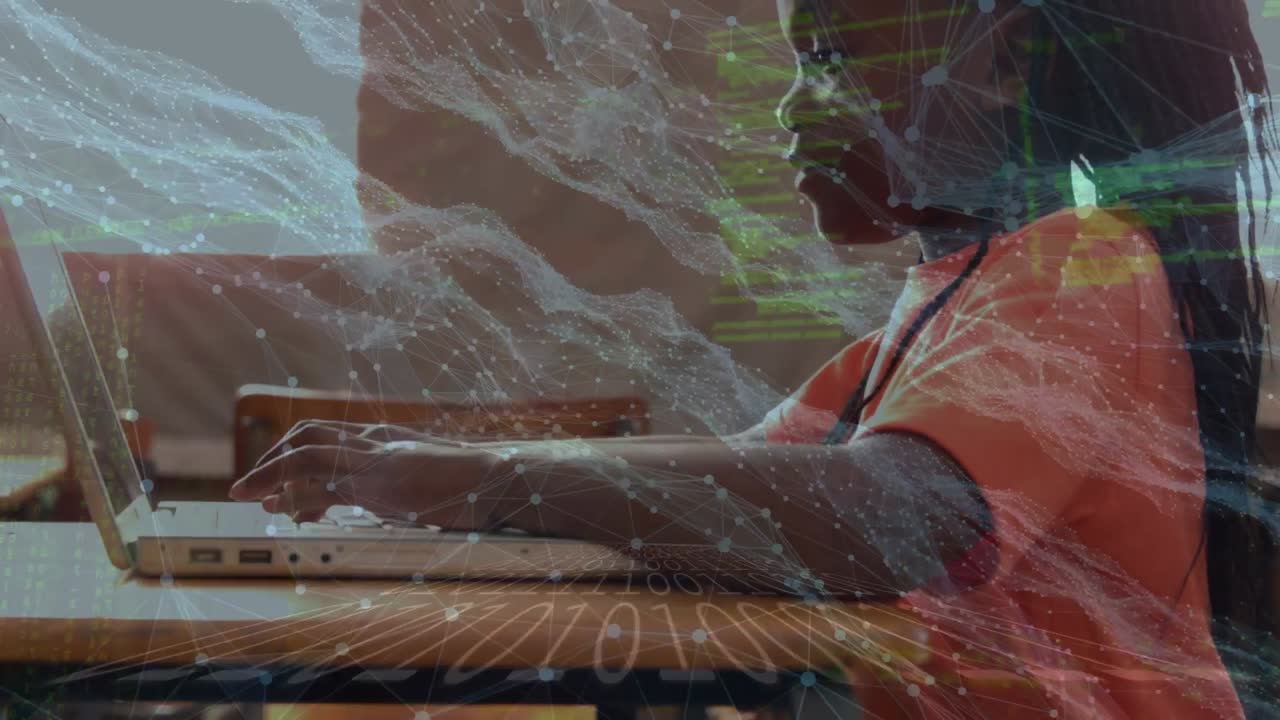Animazione di elaborazione dati e onde sopra una ragazza afroamericana che usa un laptop a scuola