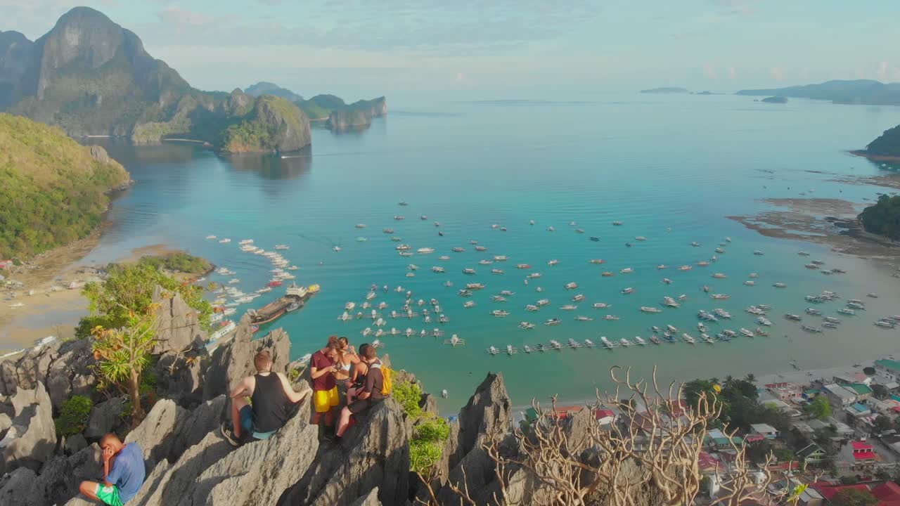 Pemandangan udara jalur pendakian dan titik pandang terkenal Tebing Taraw saat matahari terbit yang indah di El Nido, Palawan, Filipina
