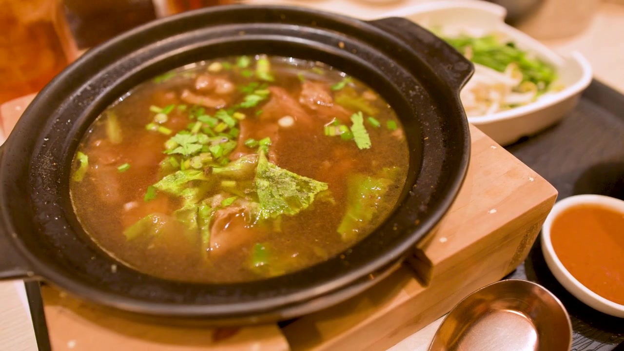 Pentola di zuppa di manzo calda servita in un ristorante