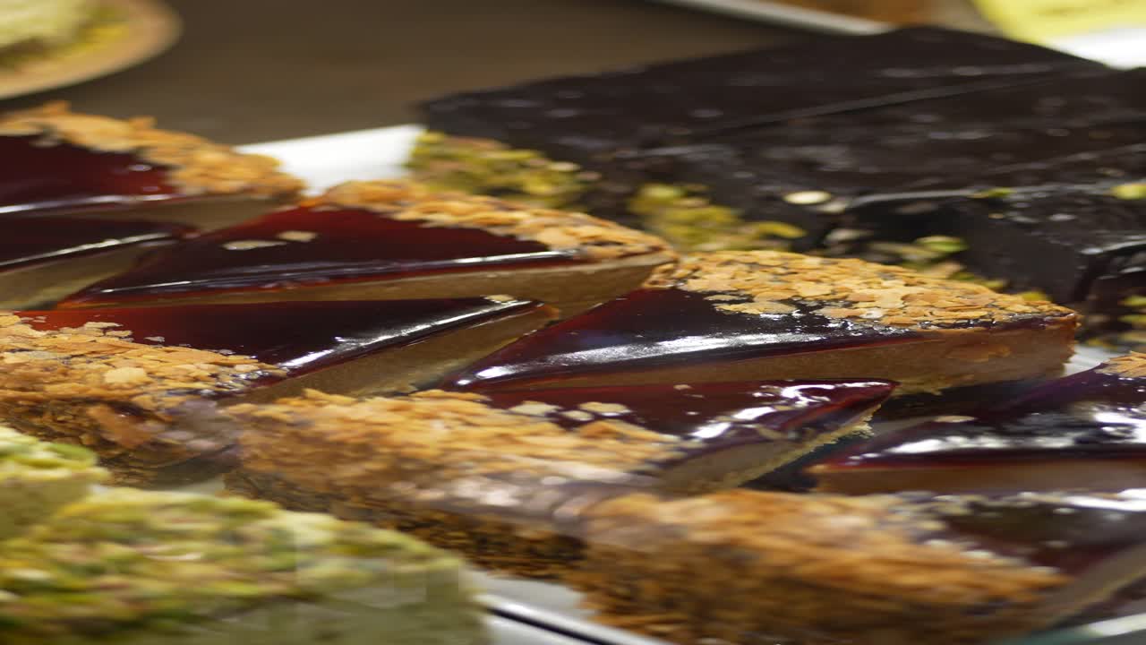 pasteles y pasteles deliciosamente exhibidos