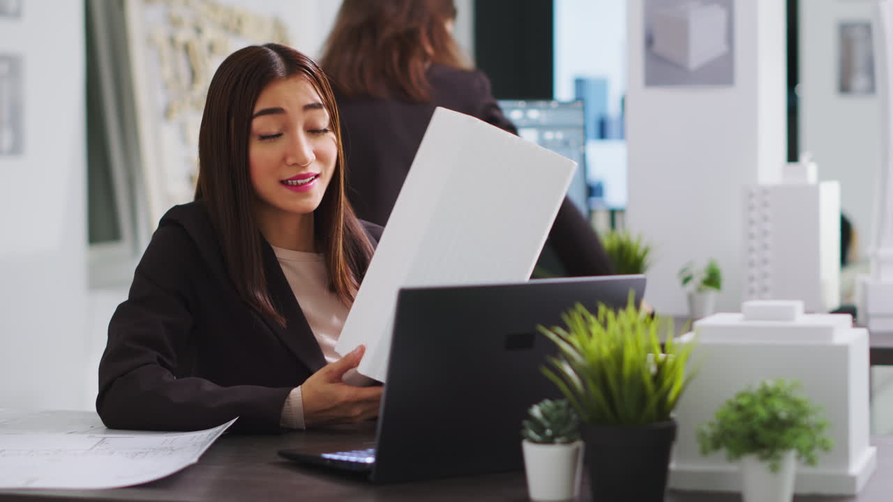 Ingegnere in videoconferenza con il tecnico per garantire una progettazione adeguata