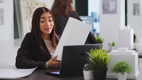 ingeniero en videoconferencia con el técnico para garantizar un diseño adecuado