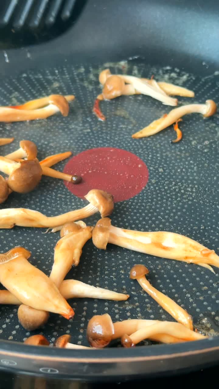 freír setas en una sartén