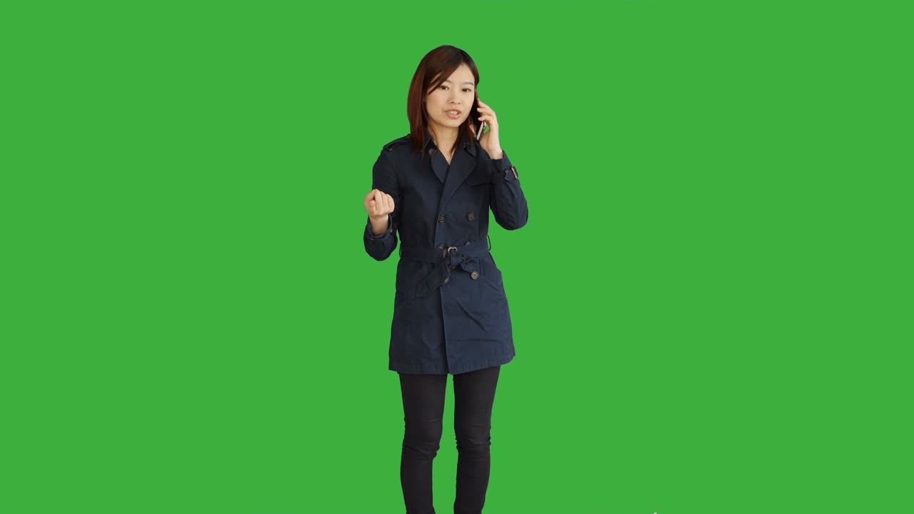 녹색 스크린을 배경으로 고립된 젊은 아시아 여성들 - 중국 여성의 초상화