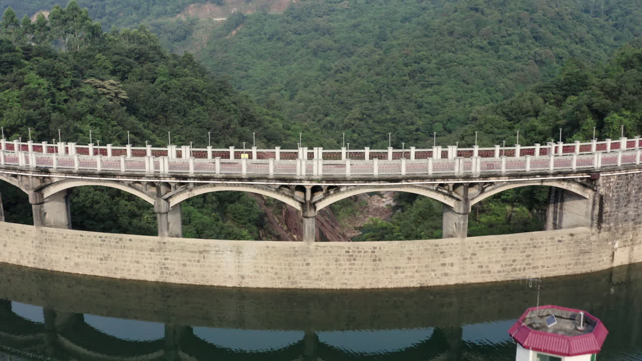 volar sobre una presa de agua en un pequeño río de montaña