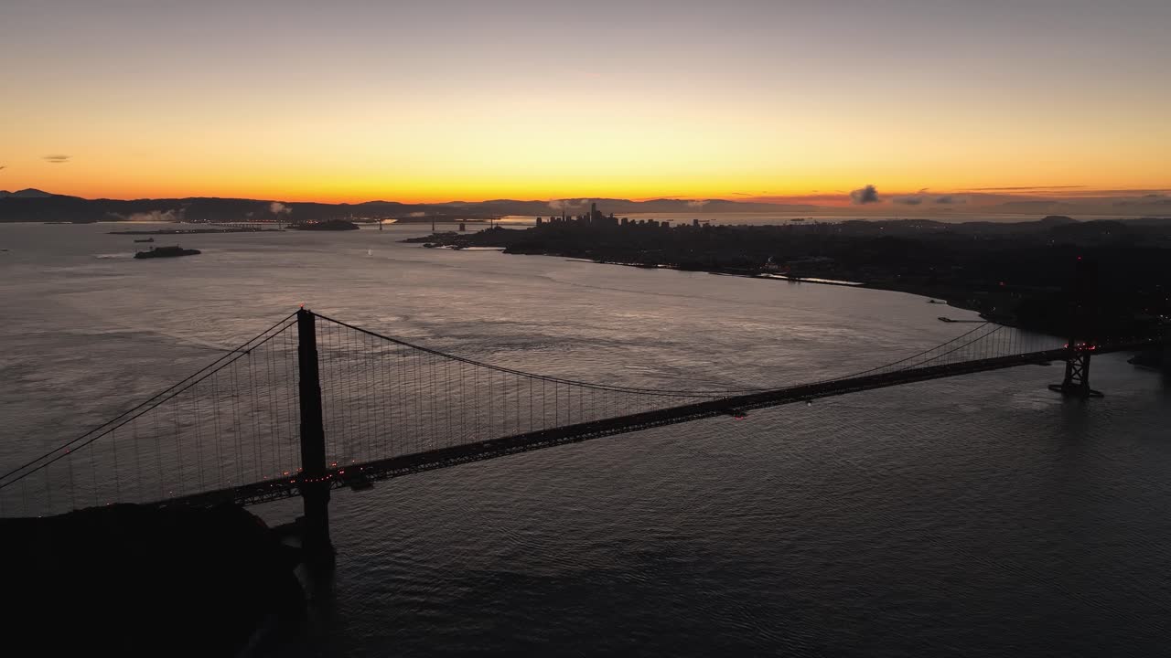 vista de pájaro del histórico puente de la puerta de oro en una tranquila escena de amanecer