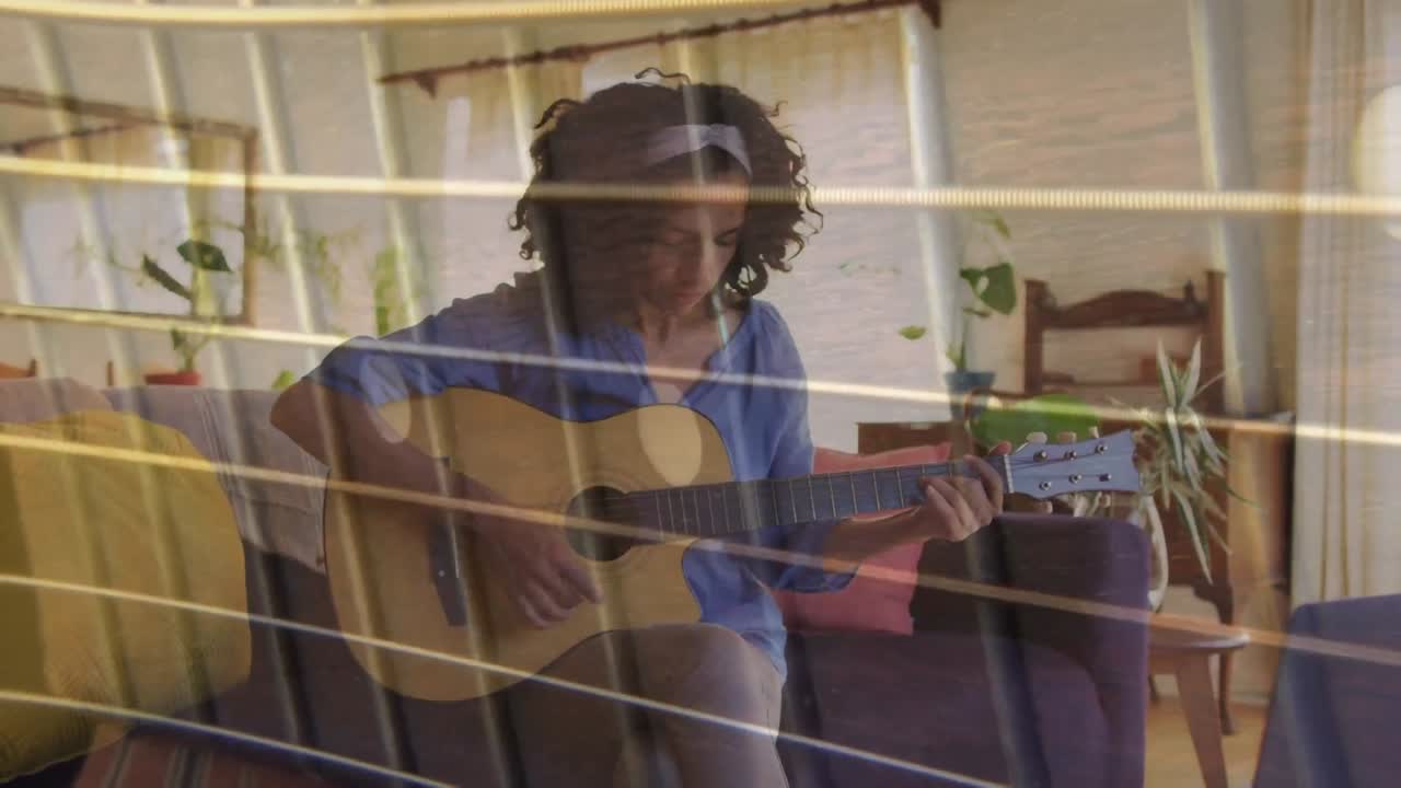 animación de guitarra sobre una mujer biracial tocando la guitarra