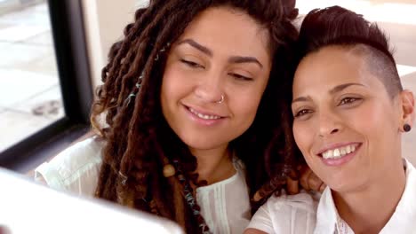 Feliz-Pareja-De-Lesbianas-Tomando-Selfie