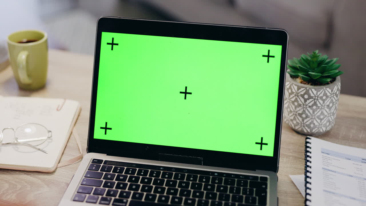 portátil, pantalla verde y chromakey con mujer