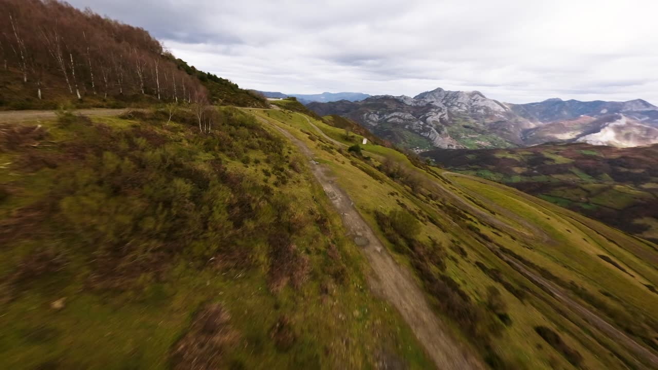 Volo di drone aereo attraverso le vette europee Coto Bello, sentiero selvaggio di trekking montano, paesaggio FPV veloce