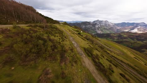 un dron aéreo vuela a través de los picos europeos coto bello senderismo de montaña camino salvaje, paisaje fpv rápido