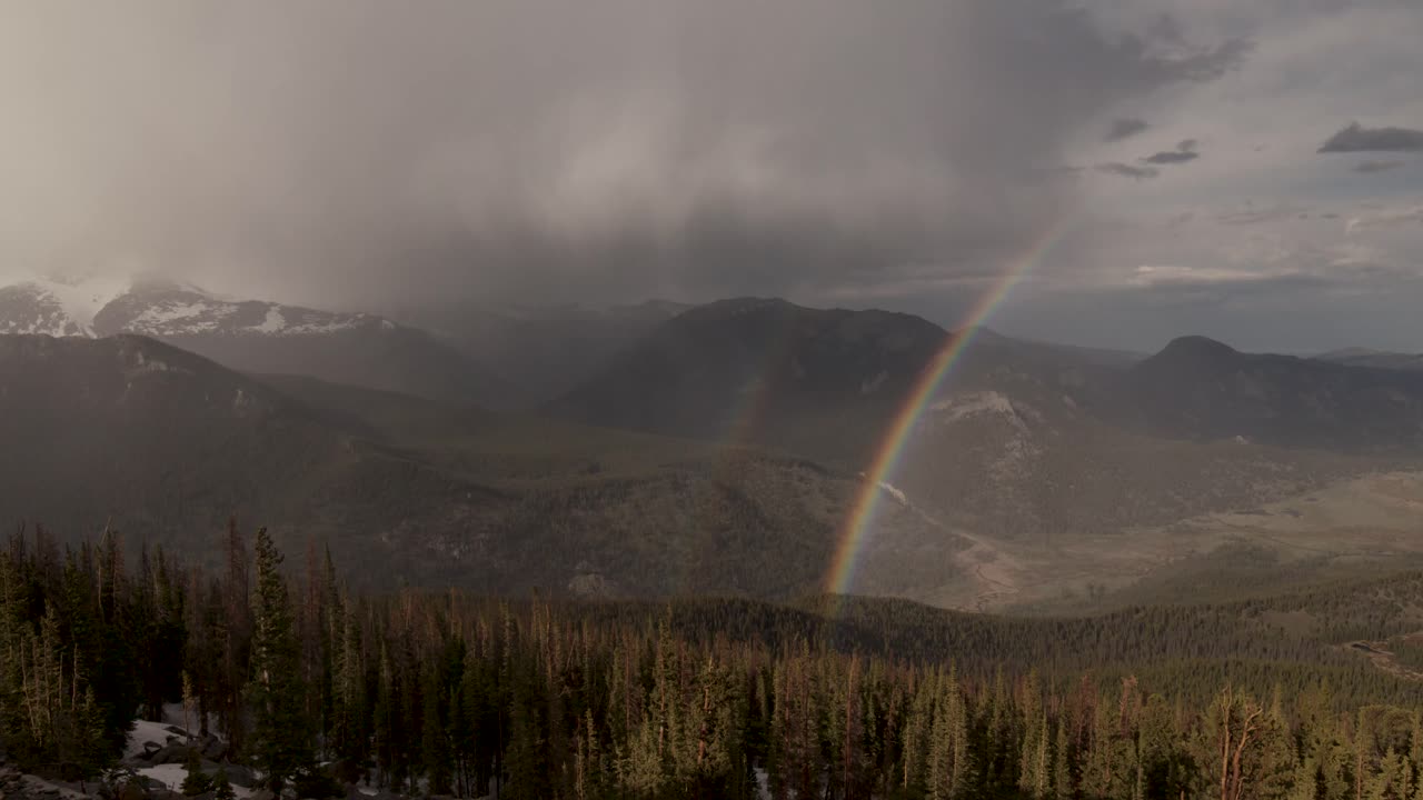 arco iris doble en el parque nacional de las montañas rocosas